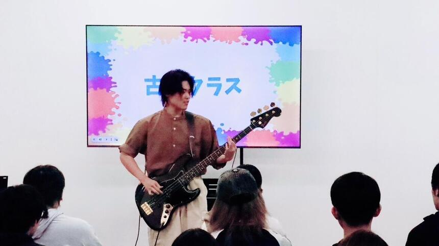 ギターを弾く男子生徒