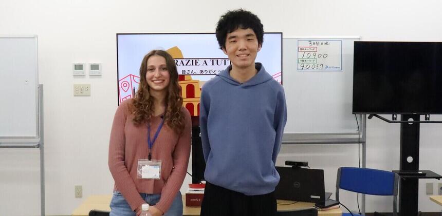 イタリア人の留学生と並ぶ佐賀キャンパスの生徒