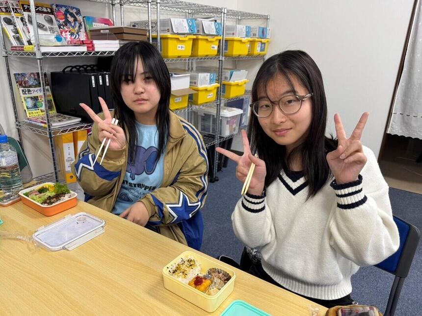 高校のお昼休み、お弁当を食べる2人の女子生徒