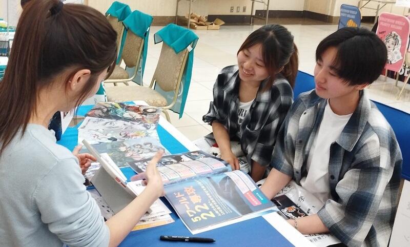 進路イベント会場で説明を聞いて嬉しそうな生徒の様子♪