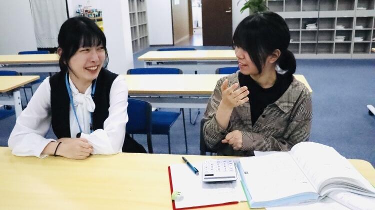 教室で簿記検定に向けて検定チャレンジに参加する生徒にエールを送るマイコーチ