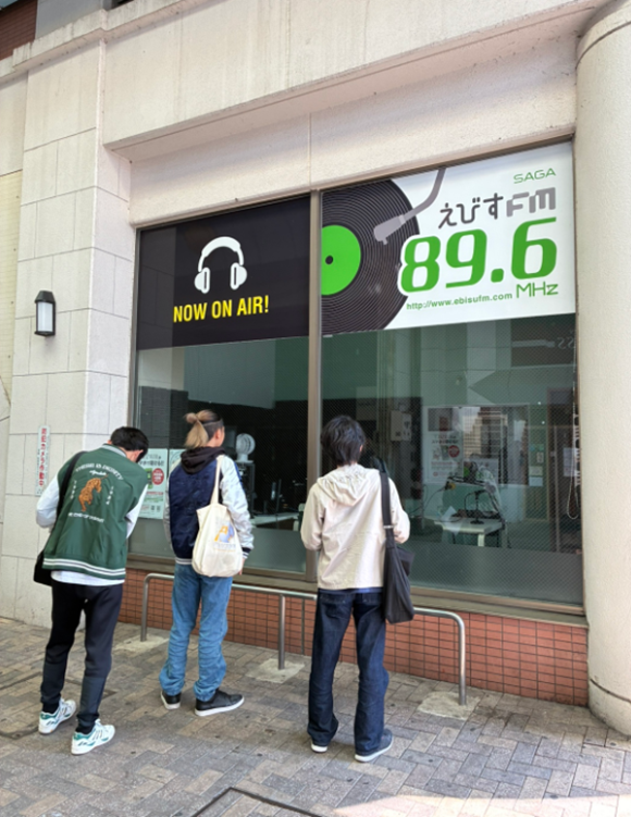 佐賀市内にある、えびすFMにて「おおぞらじお」出演前の佐賀キャンパス男子生徒3名