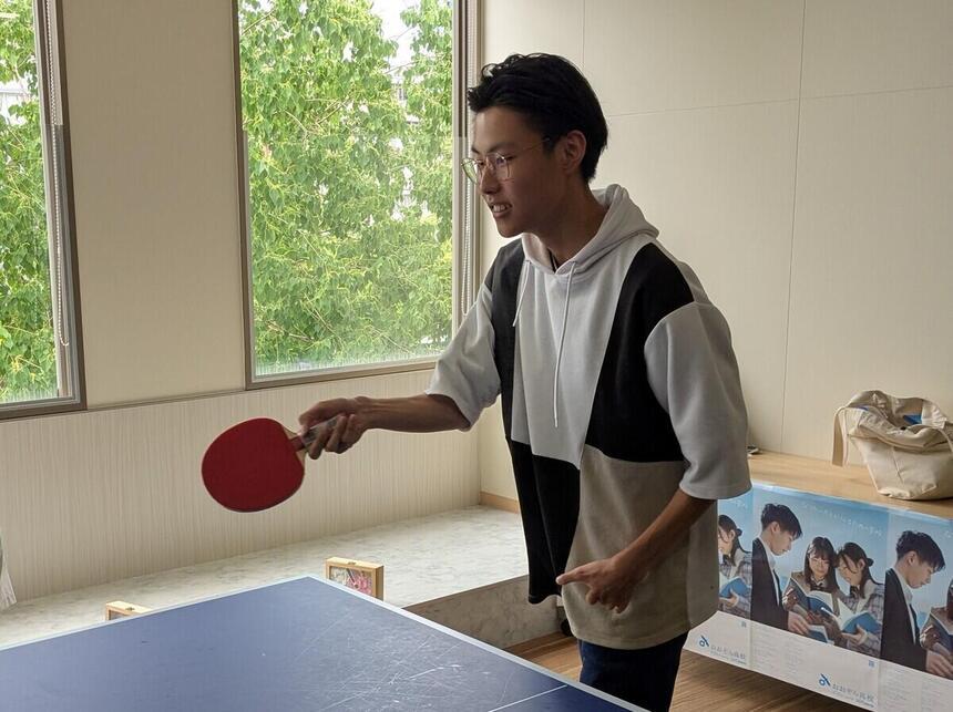 佐賀キャンパス内で卓球を楽しむ男子生徒1名