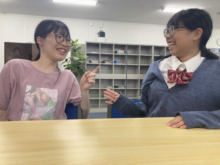 佐賀キャンパスの教室で楽しそうにお話をする生徒