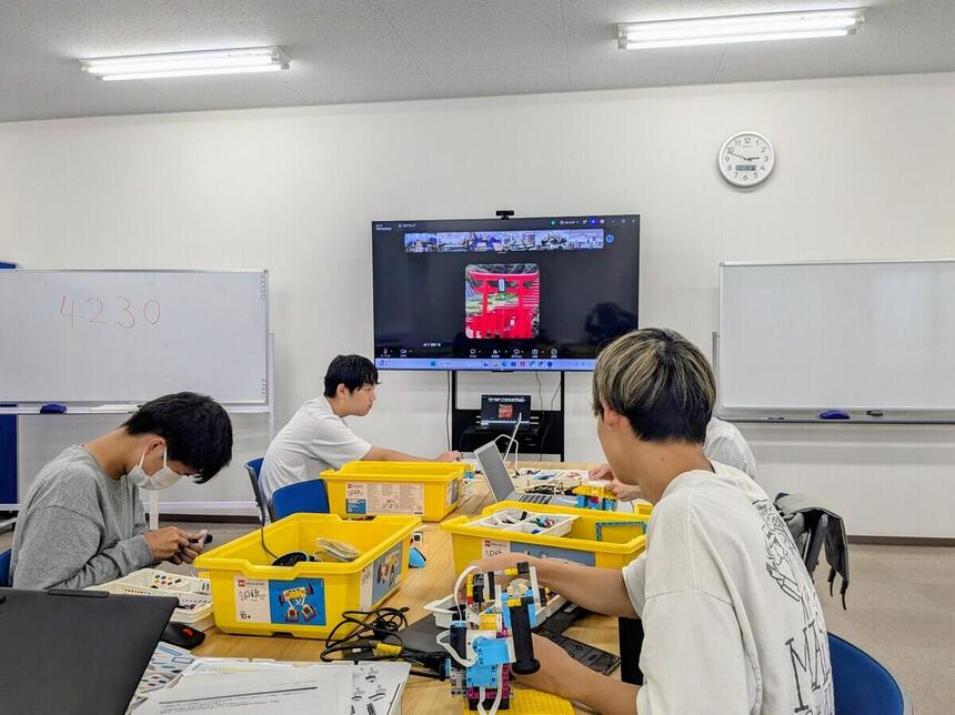 教室でプログラミングコースにて活動する男子生徒4名