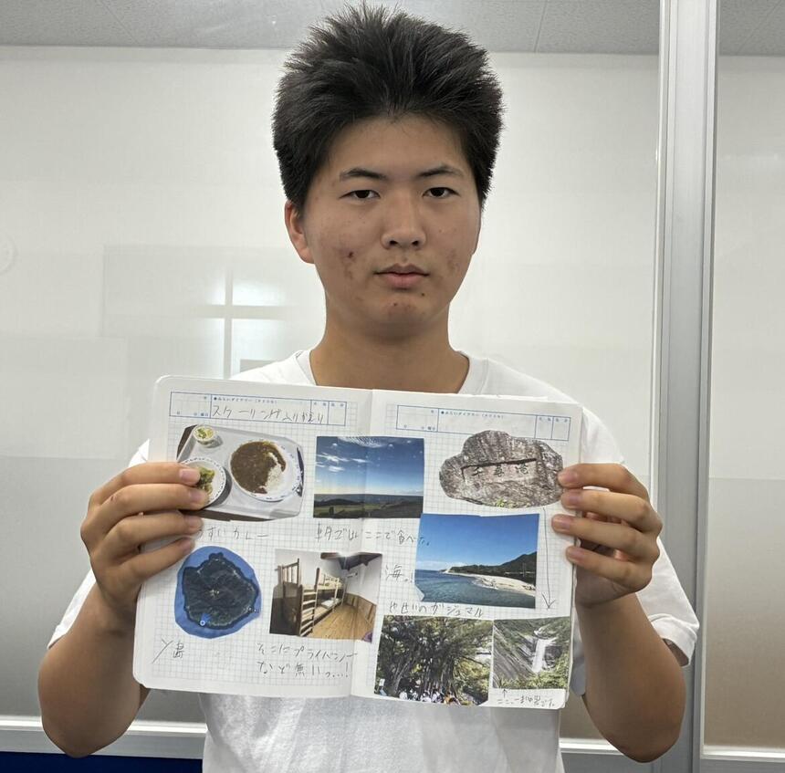 佐賀キャンパスの教室でみらいノートを見せてくれる生徒