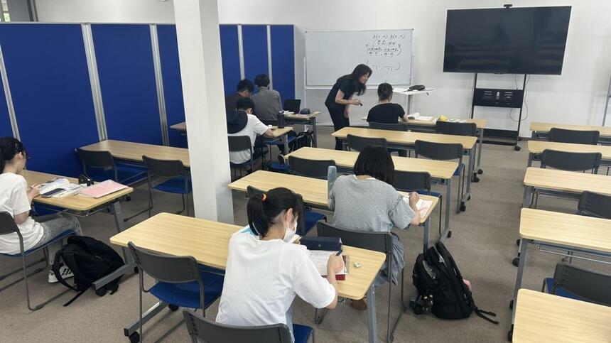 教室で真剣に学習に取り組む生徒7名