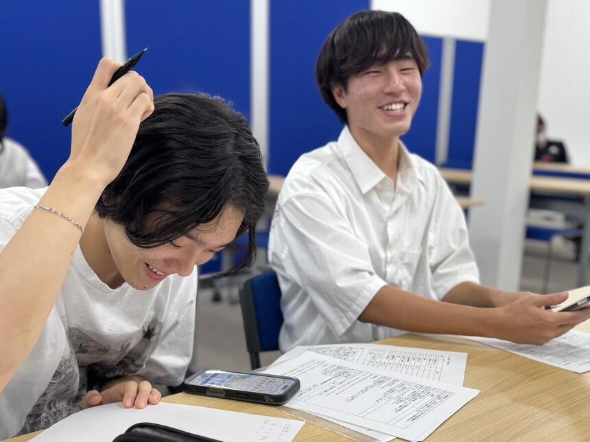 教室で学院祭の準備・話し合いをしている生徒たちの様子
