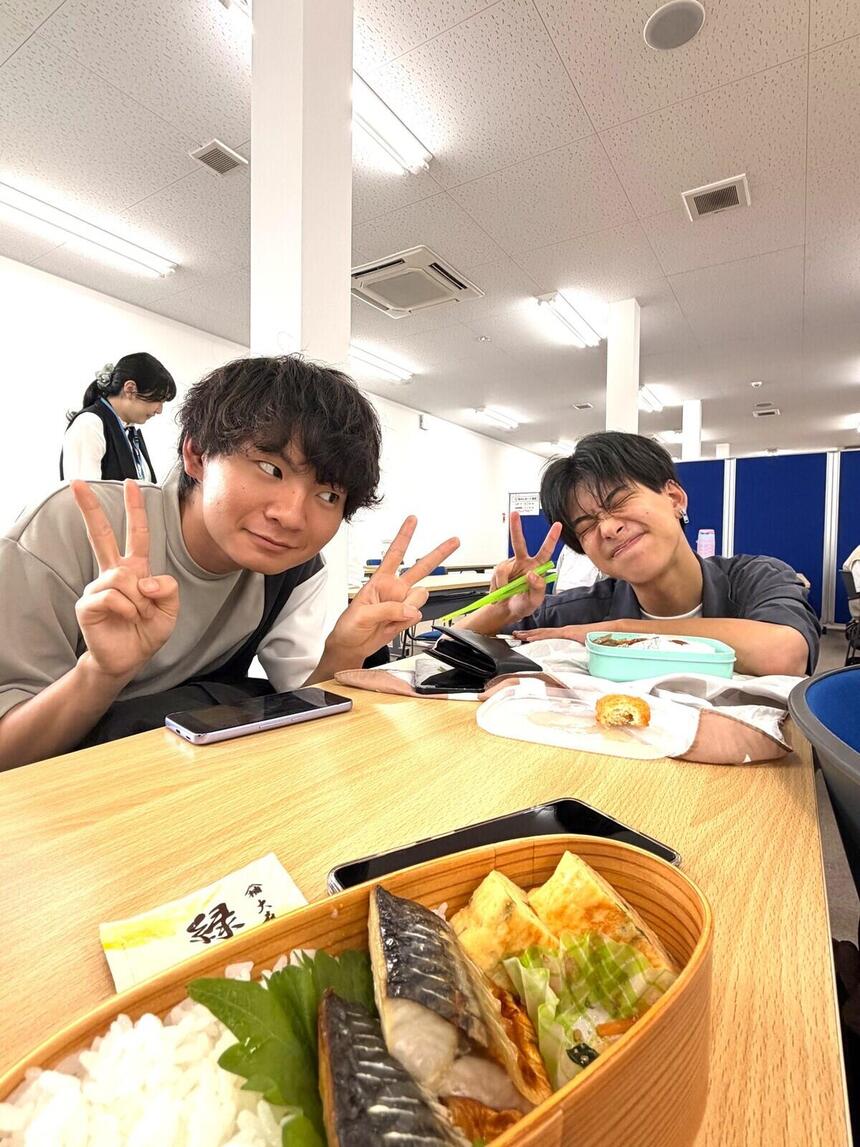 教室内で生徒が撮影した昼休みに友人とお弁当を食べているところ