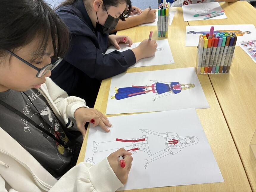佐賀キャンパスの教室で下絵に色塗りをする生徒