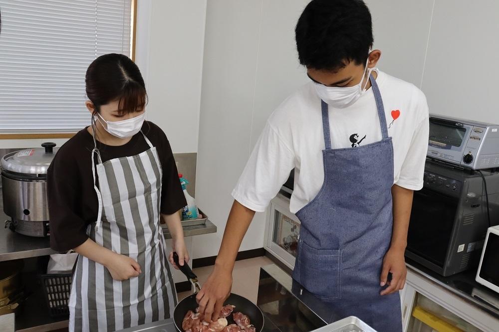 フランス料理に挑戦する生徒