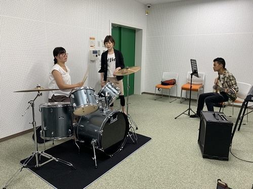 ドラムの練習をする生徒