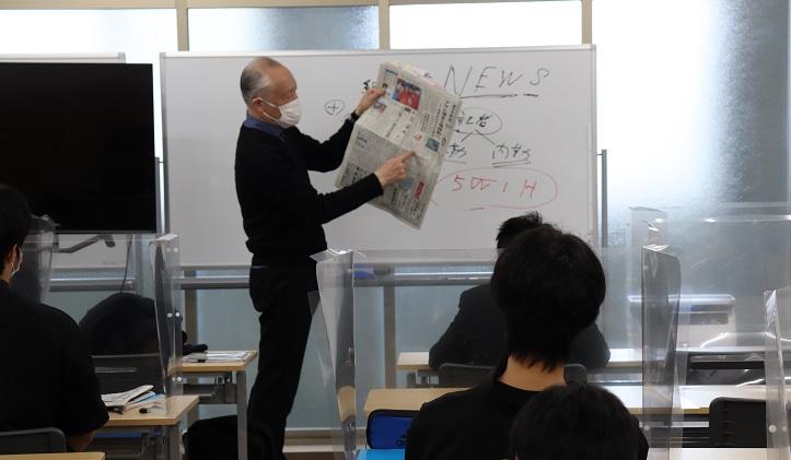 西日本新聞記者による授業の様子