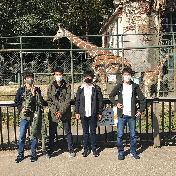 福岡市動植物園にいる生徒