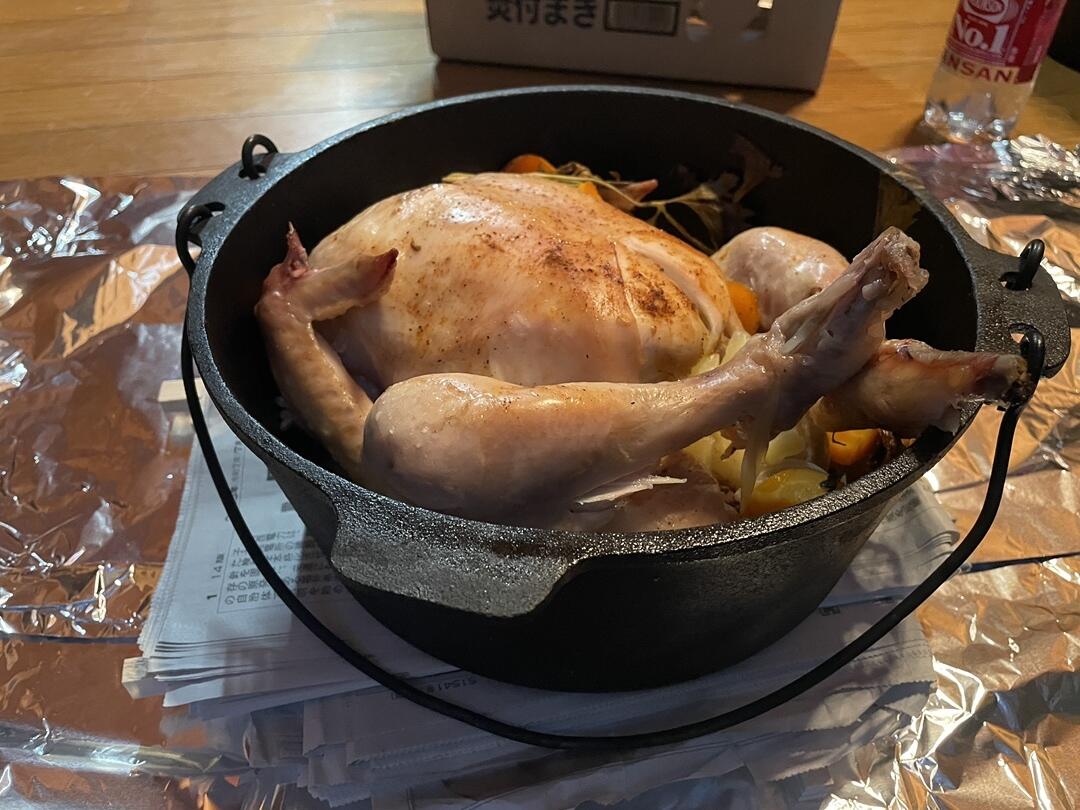 ダッチオーブンでローストチキンを調理
