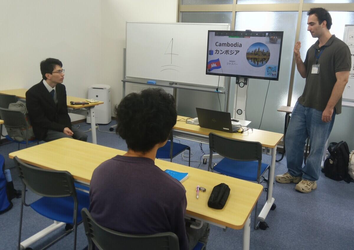 画面にくぎ付けの生徒