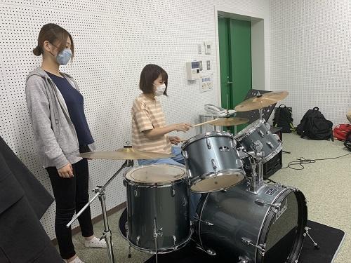 ドラムを練習する生徒