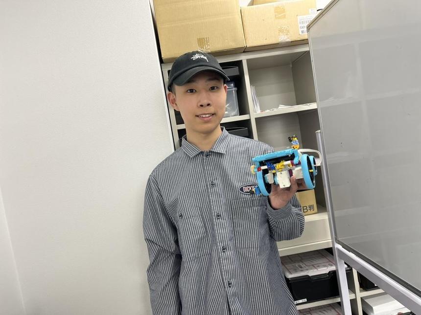 初めて作ったトラクターロボットと、プログラミングコースの生徒