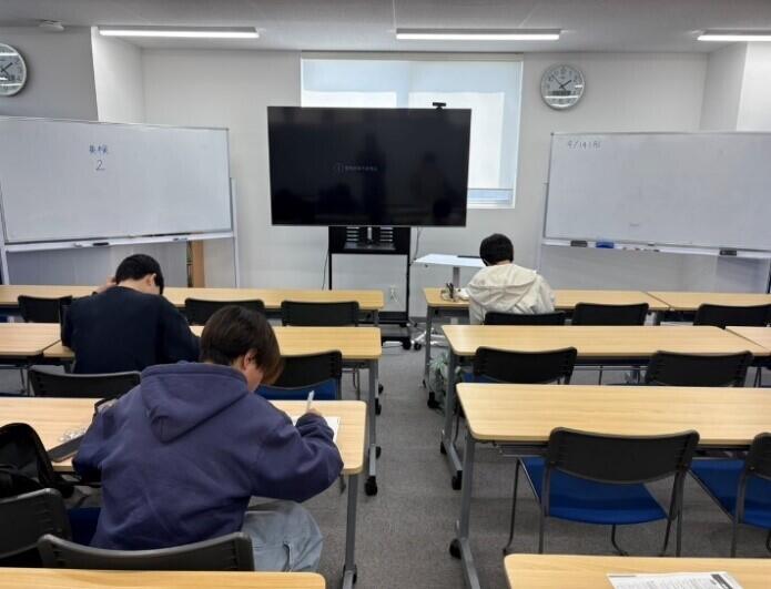 真剣に英検問題を解いている生徒たち