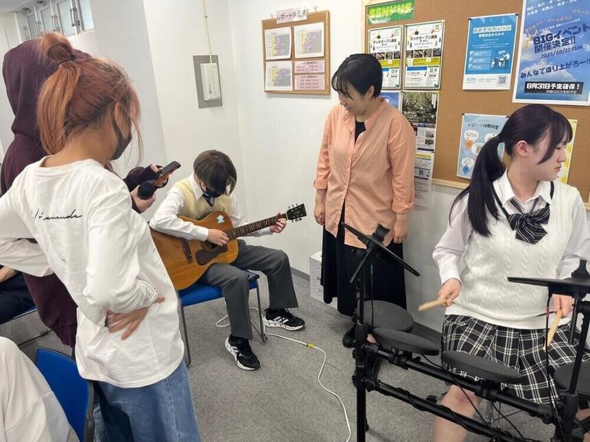 生徒がギターとドラムを演奏している様子