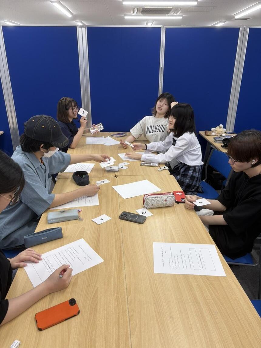 ボードゲームで盛り上がっている生徒の様子