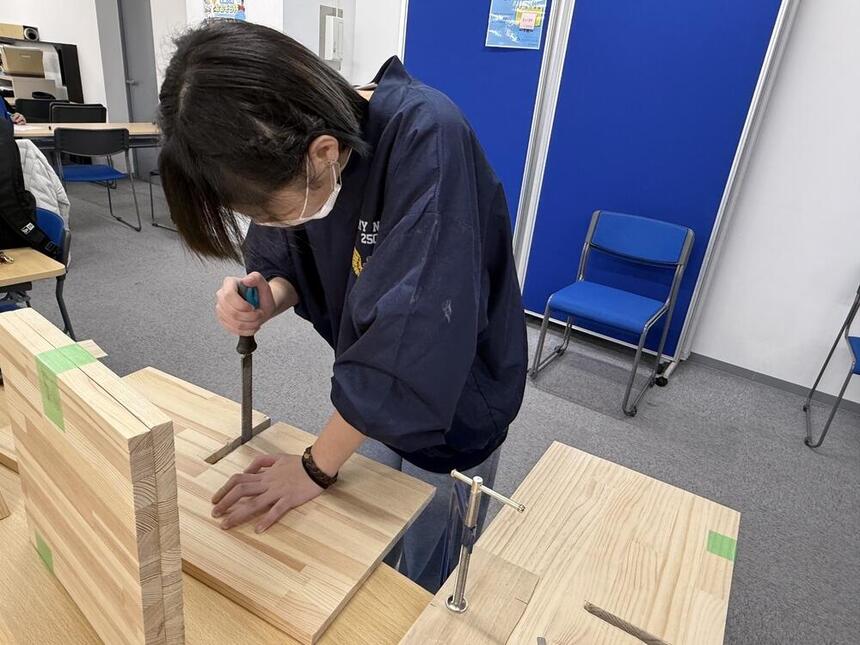 ヤスリ掛けの作業中