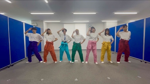 ダンスしている生徒の写真