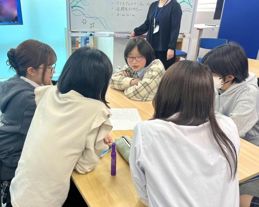 生徒が机を囲んでいる様子