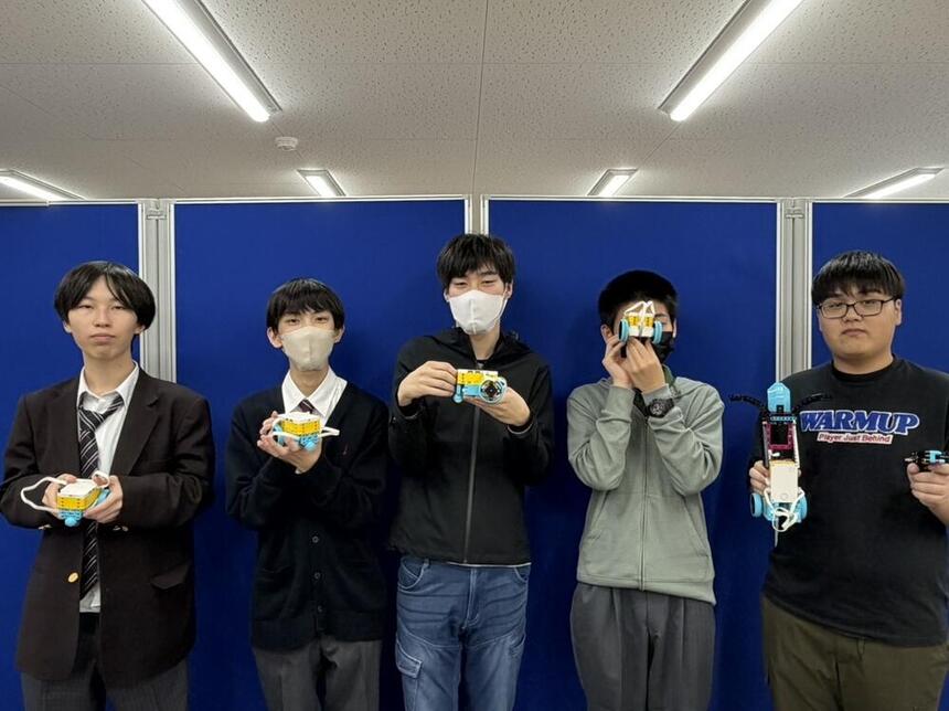 プログラミングコースでロボット作り、仲良く記念撮影