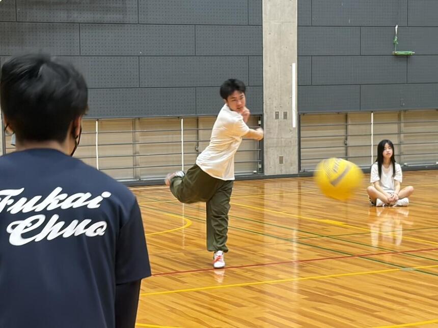 相手を当てるため一生懸命ボールを投げる様子