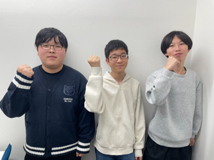 堺キャンパスにて、昼休みにインタビュー生徒のうち3名が受験生に向けてエールを送るポーズを取っている写真