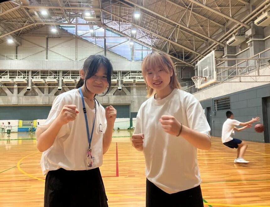 みらいの架け橋レッスン®のバスケで女子生徒が二人でガッツポーズをしている様子