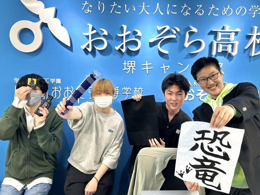 各々の作品や道具を持ってみらかけを楽しむ様子
