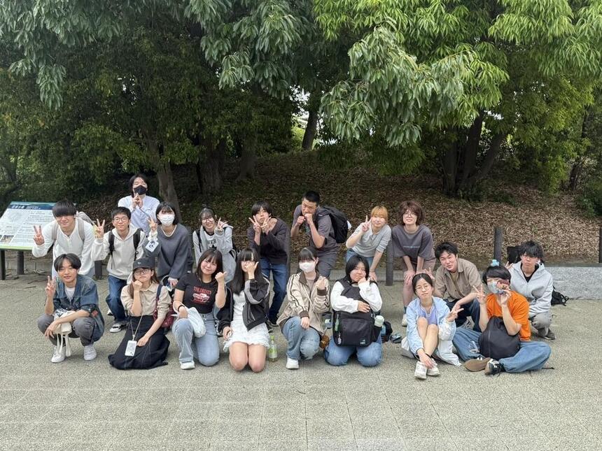 新入生歓迎イベント終了時に、大仙公園入り口付近で、参加した1年生と2・3年生の先輩たちが撮影した集合写真