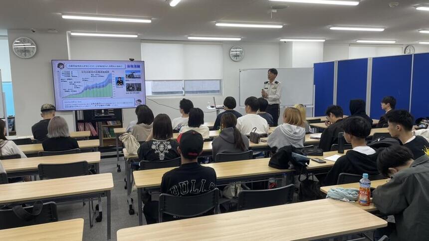 真剣に講義を受ける生徒たち