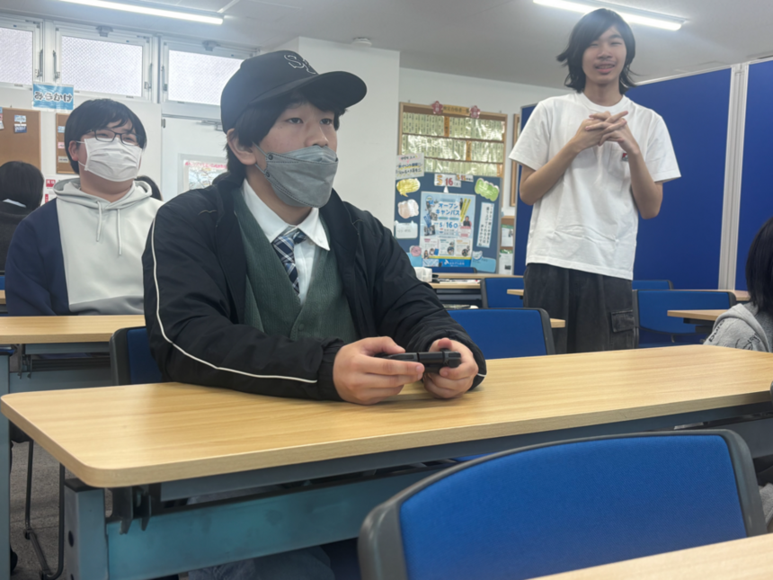 ゲームに熱中する様子の生徒たち