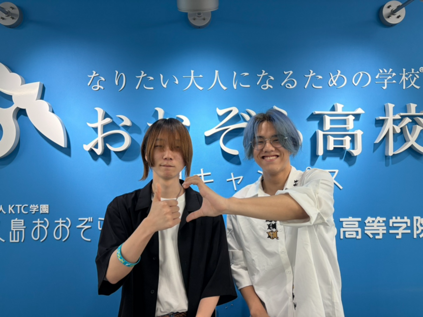 笑顔で写真に写るHさんと友人