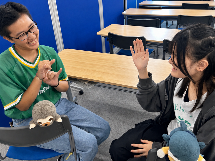 手話で会話をする生徒たち