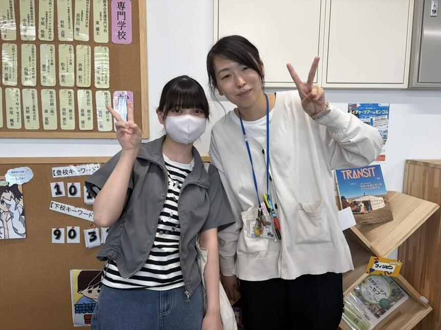 Hさんとマイコーチ®がキャンパスで笑顔で写真に写る様子