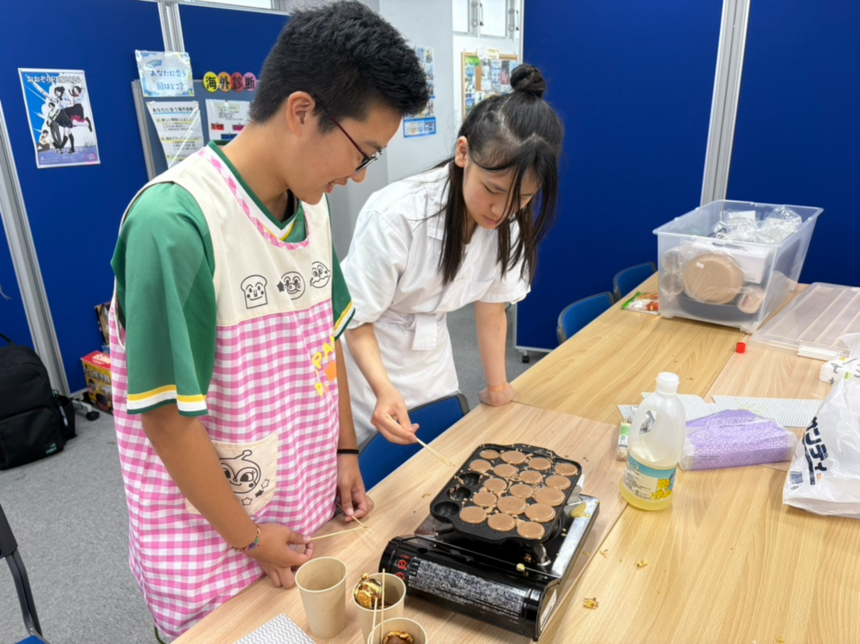 特別な「みらいの架け橋レッスン®」でベビーカステラをを作る生徒たちの様子
