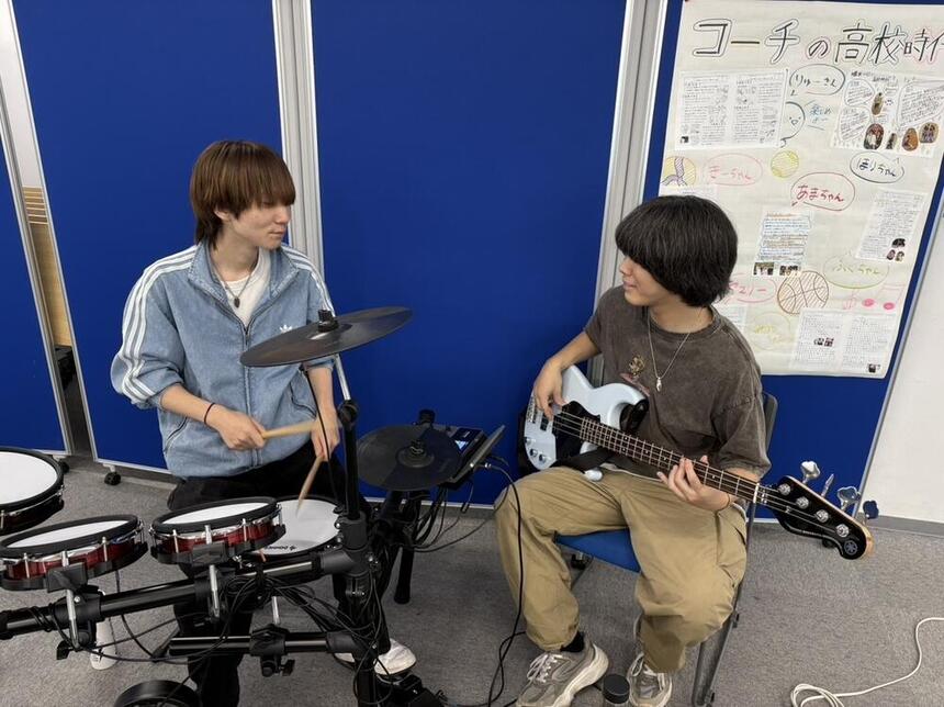 男子生徒二人がドラムとベースで曲を演奏している様子