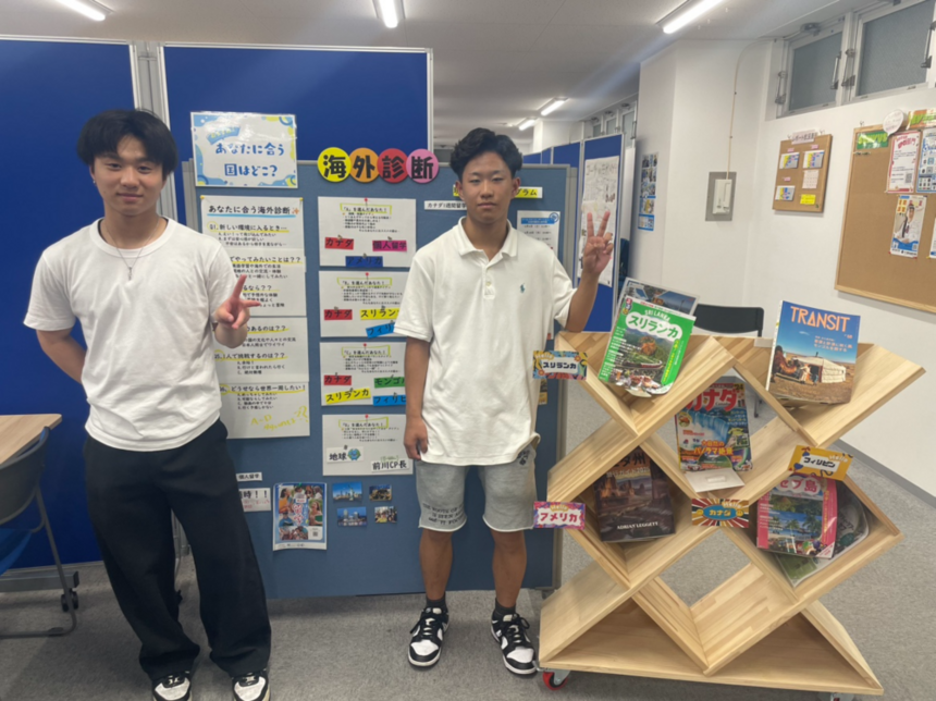 今年度海外体験に参加する２名の生徒が笑顔でピースしている写真