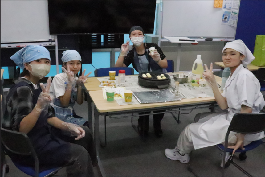 みらいの架け橋レッスン®のクッキングでチーズボールが焼けるのを待つ生徒とコーチ