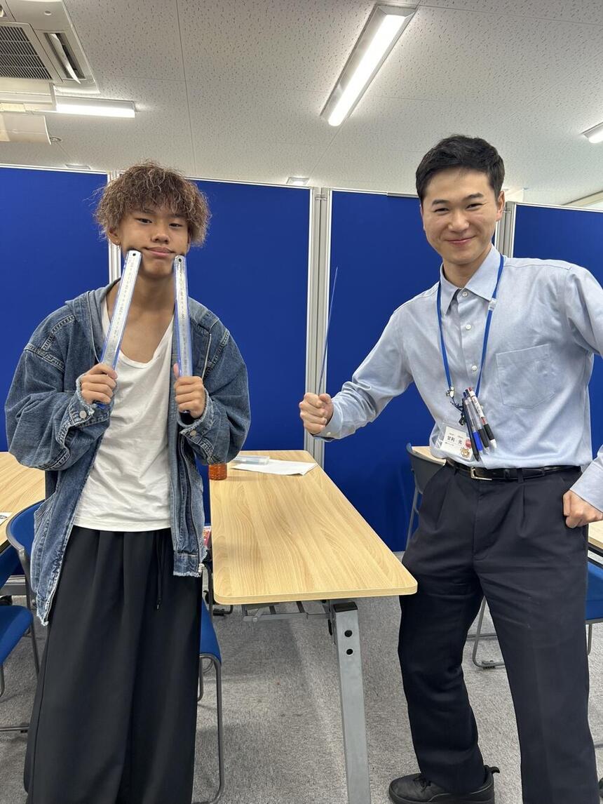 Sさんと住環境デザインコース担当のコーチがキャンパスで授業前に準備をしているときに撮った写真
