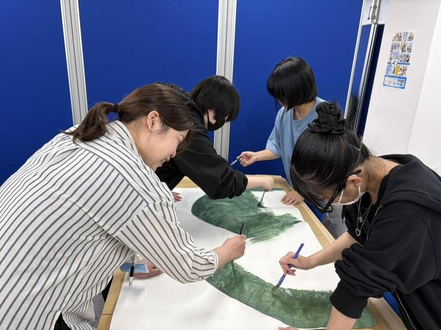 みらいの架け橋レッスン®の時間にキャンパスでおおぞらFESで使用するものを準備するコーチと生徒の様子