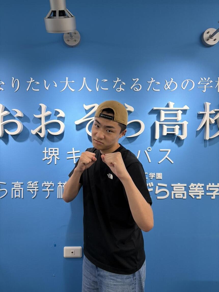 キャンパスでファイティングポーズで写真に写るKさん