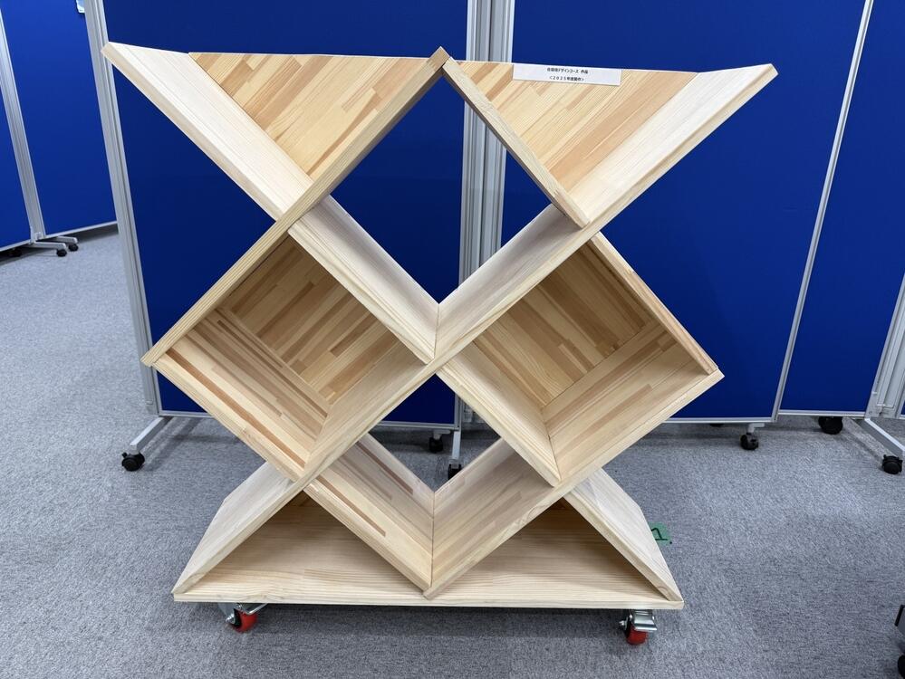 本棚の下にキャスターを取り付け、キャンパス内を自由自在に動かせるようにしました