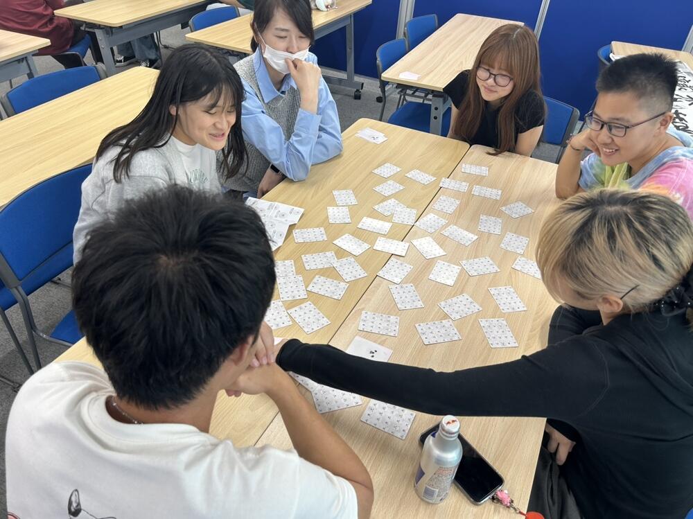 ボードゲームをする生徒