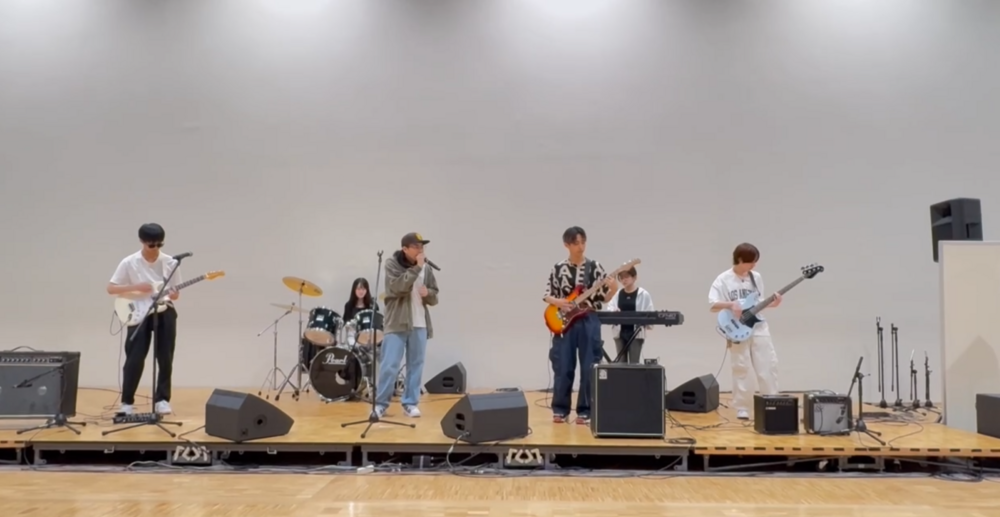 生徒がバンドステージで演奏している写真