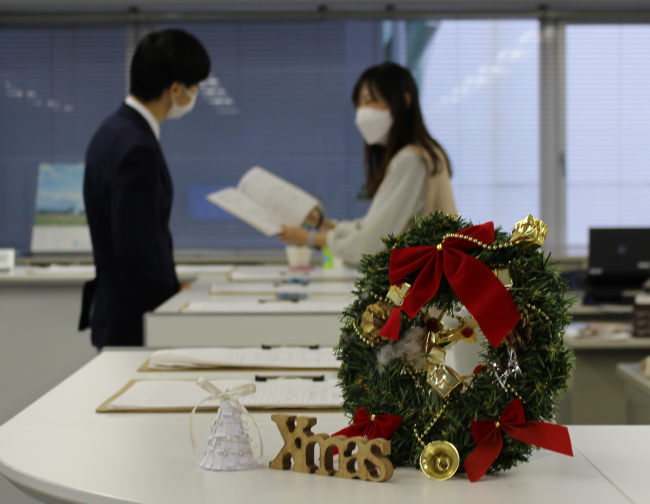 仙台キャンパスに飾られたクリスマスの飾り